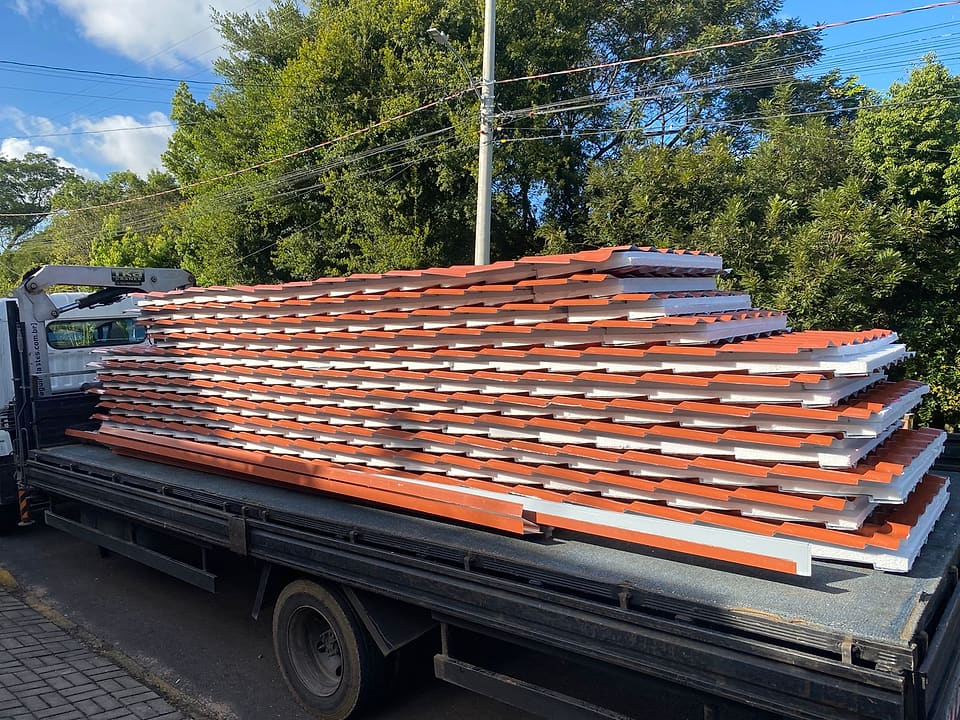Telhas sanduíche de aluzinco carregadas em caminhão para entrega rápida pela Telhas Ivoti
