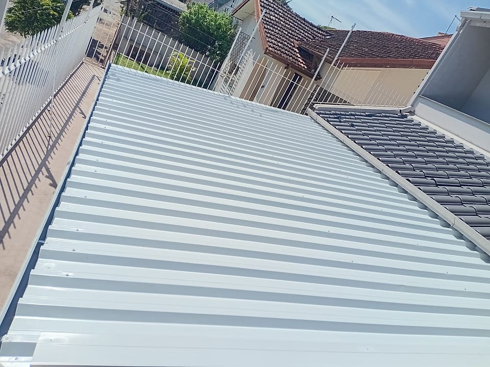 Telhado de telha sanduíche trapezoidal de aluzinco branca instalado em residência em Ivoti