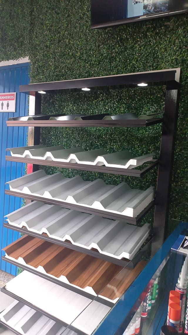 Mostruário de telhas sanduíche de aluzinco com núcleo de EPS no showroom da Telhas Ivoti, em Ivoti